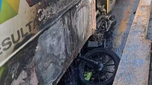 El autobús quedó reducido por el fuego