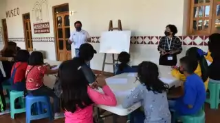 En el taller impartido, se les enseña a los menores a través de narrativa, dibujo y pintura