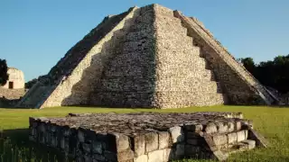 La ciudad de Mayapán fue construida a semejanza de Chichén Itzá y el edificio es un basamento piramidal compuesto por nueve cuerpos