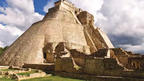 En este se considera la instalación de una gran área de camping y turismo sustentable