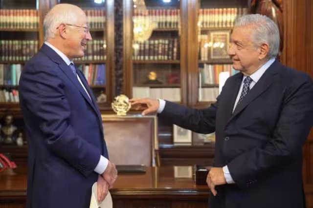 Ken Salazar ha mantenido una buena relación con Andrés Manuel López Obrador