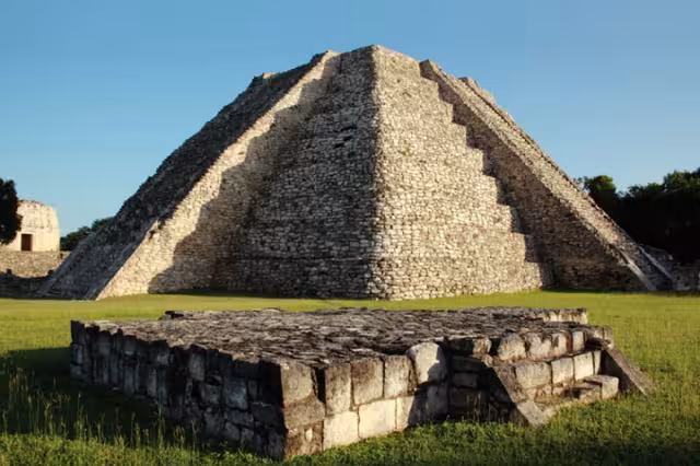 La ciudad de Mayapán fue construida a semejanza de Chichén Itzá y el edificio es un basamento piramidal compuesto por nueve cuerpos