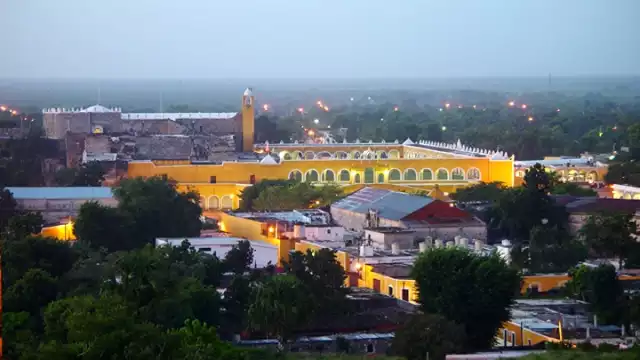 Izamal fue declarado desde el 2001 como el Primer Pueblo Mágico por su trascendencia histórica, belleza excepcional y cultura viva