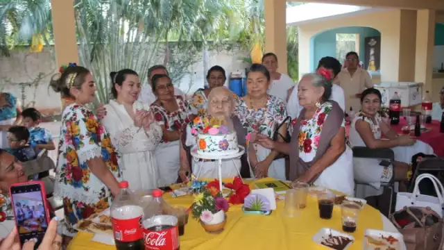 Romualda Pérez celebra su cumpleaños en compañía de sus hijos, nietos, bisnietos y tataranietos