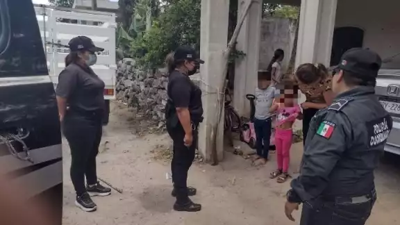 La menor fue entregada sana y salva con su madre La menor fue entregada sana y salva con su madre