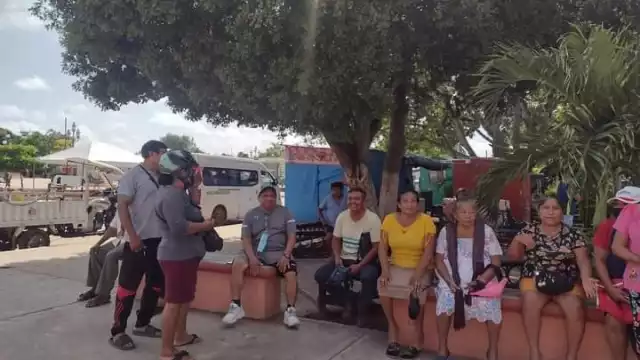 Habitantes protestan en el palacio de Pomuch, Campeche, por desazolve de pozo
