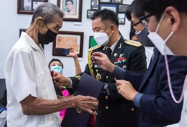 Sus ancestros fueron parte importante en la lucha por la Independencia de su nación, actualmente es uno de los pocos sobrevivientes en tierras yucatecas