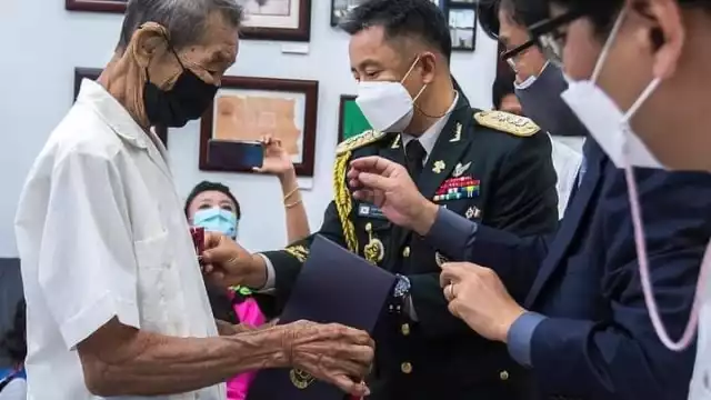 Sus ancestros fueron parte importante en la lucha por la Independencia de su nación, actualmente es uno de los pocos sobrevivientes en tierras yucatecas