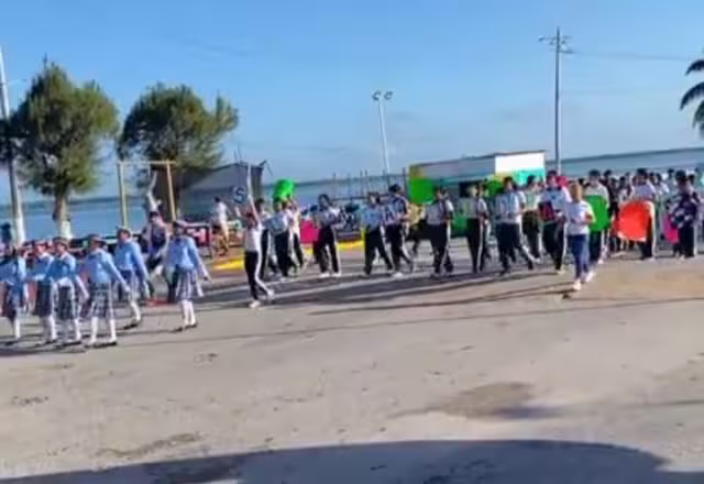 Alumnos de secundaria marchan en Sabancuy
