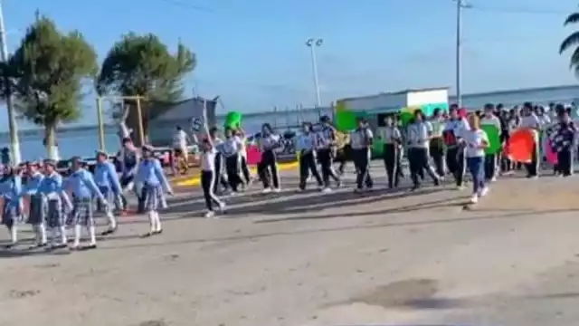 Alumnos de secundaria marchan en Sabancuy