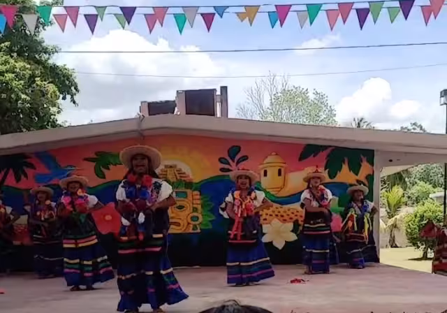 Durante el aniversario se realizó un concurso de bailes folklóricos.