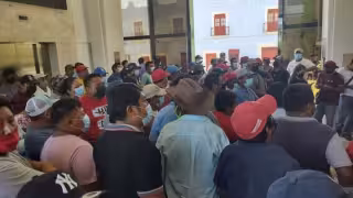 Alrededor de 200 campesinos se reunieron en Palacio de Gobierno para exigir sus fertilizantes. Foto: Javier Pool