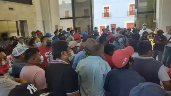 Alrededor de 200 campesinos se reunieron en Palacio de Gobierno para exigir sus fertilizantes. Foto: Javier Pool