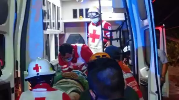 De acuerdo con la policía, el conductor del auto estaba bajo los influjos del alcohol De acuerdo con la policía, el conductor del auto estaba bajo los influjos del alcohol