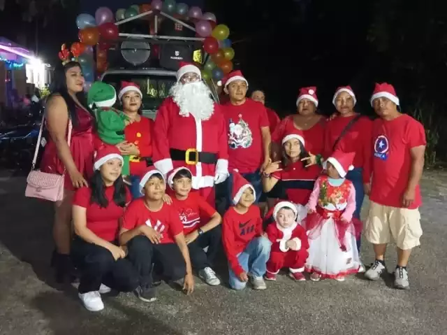 Familia Cauich Couoh cumple su promesa al Niño Dios con regalos a niños