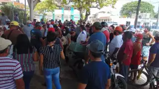 Los pescadores hicieron una recolecta de firmas para una petición que será llevada a AMLO