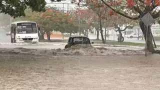 Los vehículos no pueden transitar debido a las anegaciones
