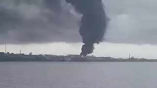 La noche de ayer viernes cayó un rayo en unos tanques de petróleo