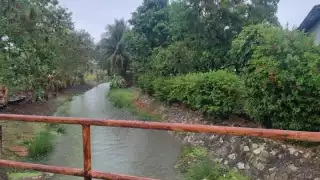 Las fuertes lluvias que han caído desde la mañana subieron el nivel del agua