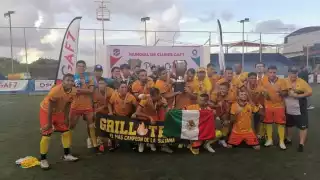 Los organizadores del evento hicieron entrega de los premios para ambos finalistas