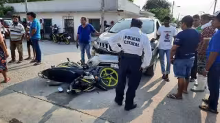 Vehículo se pasa la luz roja y arrolla a mujer en Ciudad del Carmen