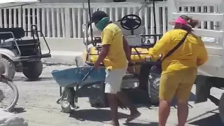 Los pobladores de Holbox pidieron donación de sascab en redes sociales para reparar las calles que el municipio no atendió