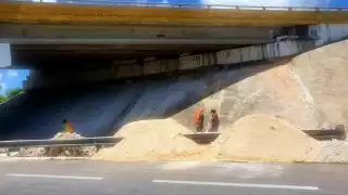 Los trabajadores rellenaron la zona deslavada para que después se cubra con concreto