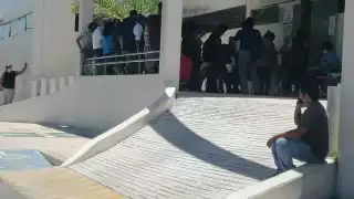 Durante todo el día, personas hacen fila afuera de la clínica del IMSS de Chetumal en espera de atención