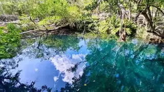 El cenote se encuentra a 13 kilómetros de Kinchil a un costado de la carretera a Celestún