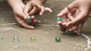 Las canicas, como otros pasatiempos callejeros infantiles, han caído casi en el abandono