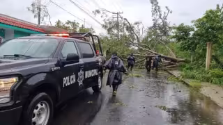 La ropa de una motociclista se atoró en el árbol causando que fuera atropellada tras caer