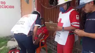 Al lugar llegaron paramédicos de la Cruz Roja para dar atención a los tres lesionados