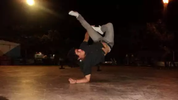 El artista del Hip-Hop ha sido reconocido por ser un excelente B-boy, así como altruista El artista del Hip-Hop ha sido reconocido por ser un excelente B-boy, así como altruista