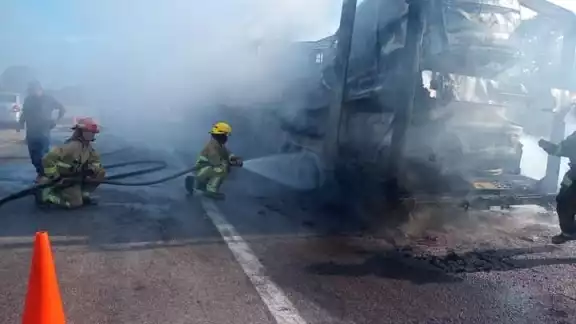 Un tráiler que transportaba autos se incendió en la vía Escárcega-Villahermosa Un tráiler que transportaba autos se incendió en la vía Escárcega-Villahermosa