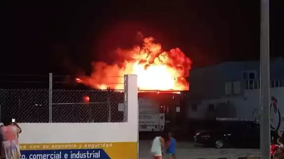 El fuego estuvo descontrolado por varias horas El fuego estuvo descontrolado por varias horas