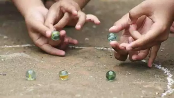 Las canicas, como otros pasatiempos callejeros infantiles, han caído casi en el abandono