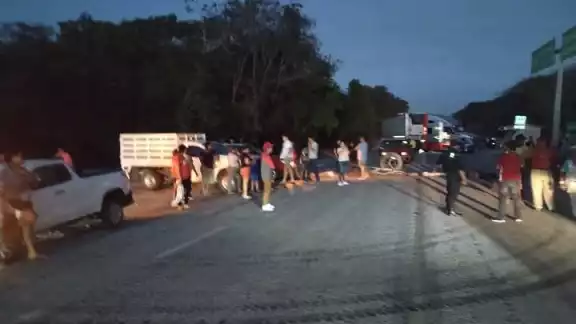Habitantes de Caobas bloquearon la carretera Escárcega-Chetumal como medida de presión por falta de energía eléctrica
