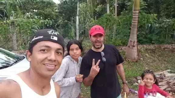 Los pobladores guiaron al también empresario por las carpinterías y aserraderos, pues llegó al poblado en busca de madera