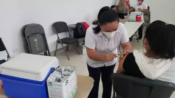 A través del portal “Mi vacuna”, con la CURP, los jóvenes de este rango de edad se deberán registrar previamente