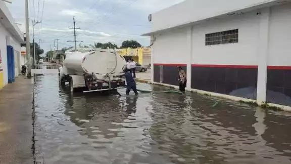 Pipas fueron usadas para sacar el agua de algunas calles; sin embargo, aún se mantiene el problema Pipas fueron usadas para sacar el agua de algunas calles; sin embargo, aún se mantiene el problema