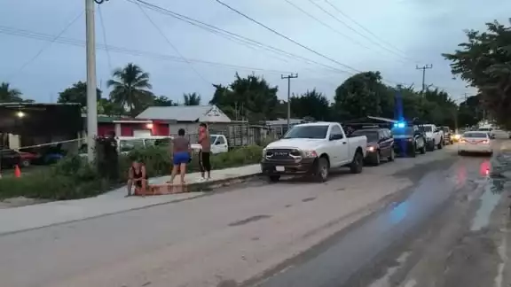 El cuerpo del hombre quedó dentro de su automóvil en un taller mecánico del poblado de Xpujil, hasta donde llegaron elementos policiacos de Calakmul El cuerpo del hombre quedó dentro de su automóvil en un taller mecánico del poblado de Xpujil, hasta donde llegaron elementos policiacos de Calakmul