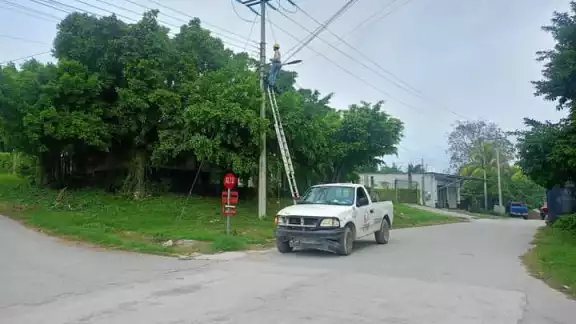 El personal de obras públicas de Sabancuy tuvo que reparar el cable reventado El personal de obras públicas de Sabancuy tuvo que reparar el cable reventado