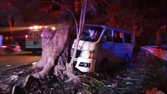 Hasta momento no sea reportado algún fallecido, el chófer se dio a la fuga Hasta momento no sea reportado algún fallecido, el chófer se dio a la fuga
