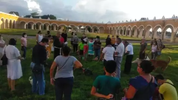 Los perros y sus dueños acudieron a recibir la bendición de los frailes menores en el convento de Izamal Los perros y sus dueños acudieron a recibir la bendición de los frailes menores en el convento de Izamal