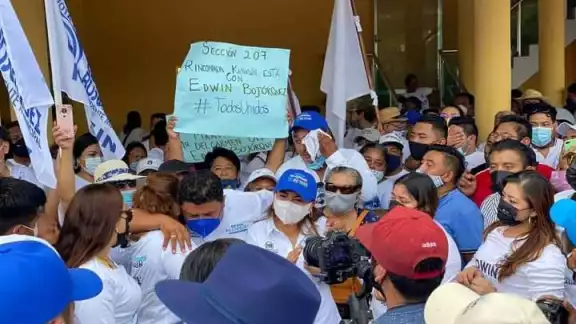 La excandidata a diputada se agregó al equipo de campaña del expriista ayer domingo La excandidata a diputada se agregó al equipo de campaña del expriista ayer domingo