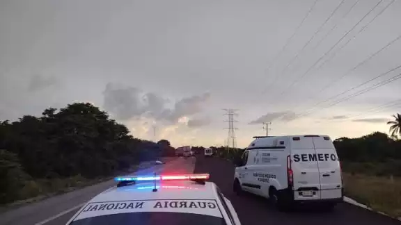 Personal de la Semefo arribó al lugar para retirar los dos cuerpos Personal de la Semefo arribó al lugar para retirar los dos cuerpos