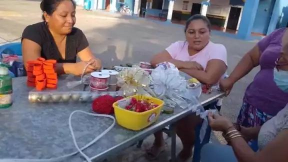 En su mayoría son madres de familia las mujeres que participan en este taller En su mayoría son madres de familia las mujeres que participan en este taller