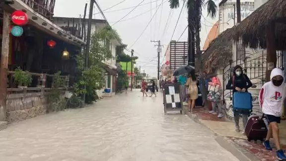 Habitantes y turistas, caminan entre el agua, buscando zonas donde el agua aun no llegue par poder transitar sin riesgo Habitantes y turistas, caminan entre el agua, buscando zonas donde el agua aun no llegue par poder transitar sin riesgo