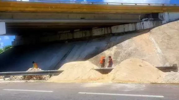 Los trabajadores rellenaron la zona deslavada para que después se cubra con concreto Los trabajadores rellenaron la zona deslavada para que después se cubra con concreto