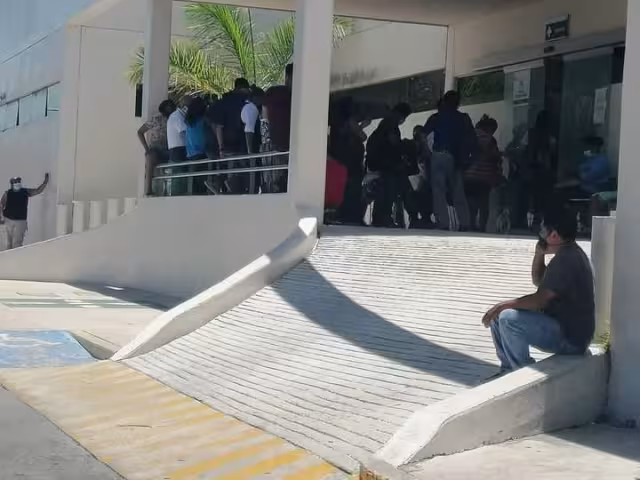 Durante todo el día, personas hacen fila afuera de la clínica del IMSS de Chetumal en espera de atención